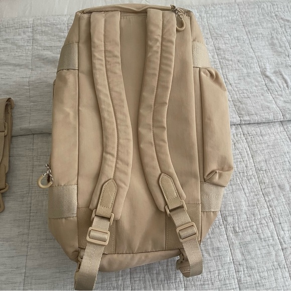 BEIS ‘The Sport Duffle Backpack’ - Picture 3 of 7